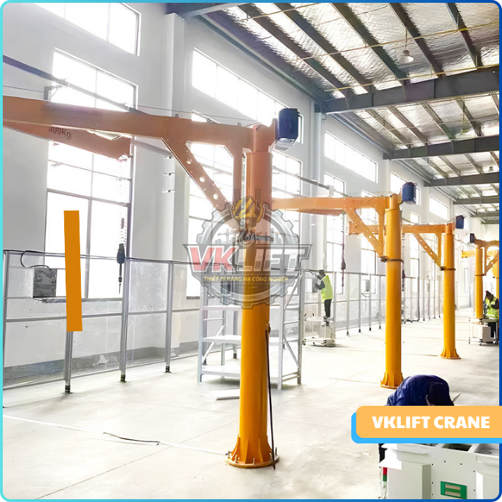 So sánh cầu trục áp cột và cầu trục chân đế – Đâu là giải pháp tối ưu hơn?