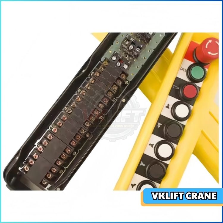 Tay Bấm Điều Khiển Cầu Trục Bị Hỏng: Nguyên Nhân Và Cách Sửa